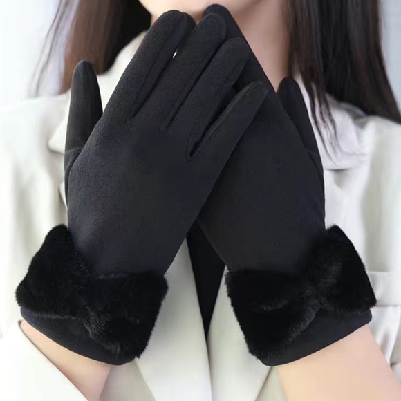 🖤 ADORABLE!  Women’s fleece gloves with faux fur – NWT - Picture 1 of 8